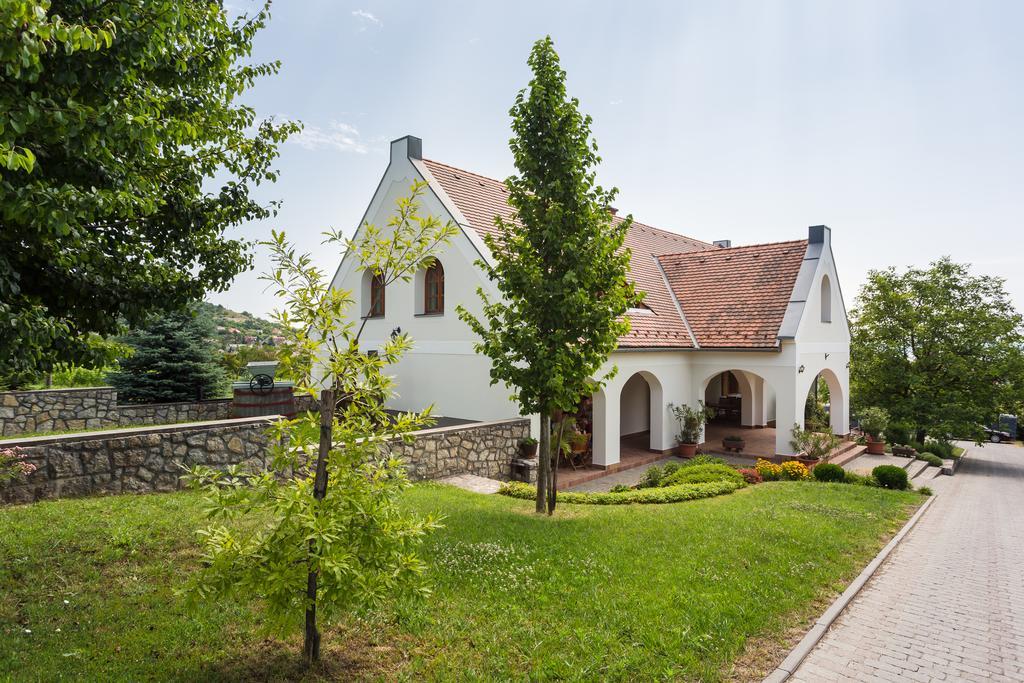 Figula Vendeghaz Hotel Balatonfured Ngoại thất bức ảnh